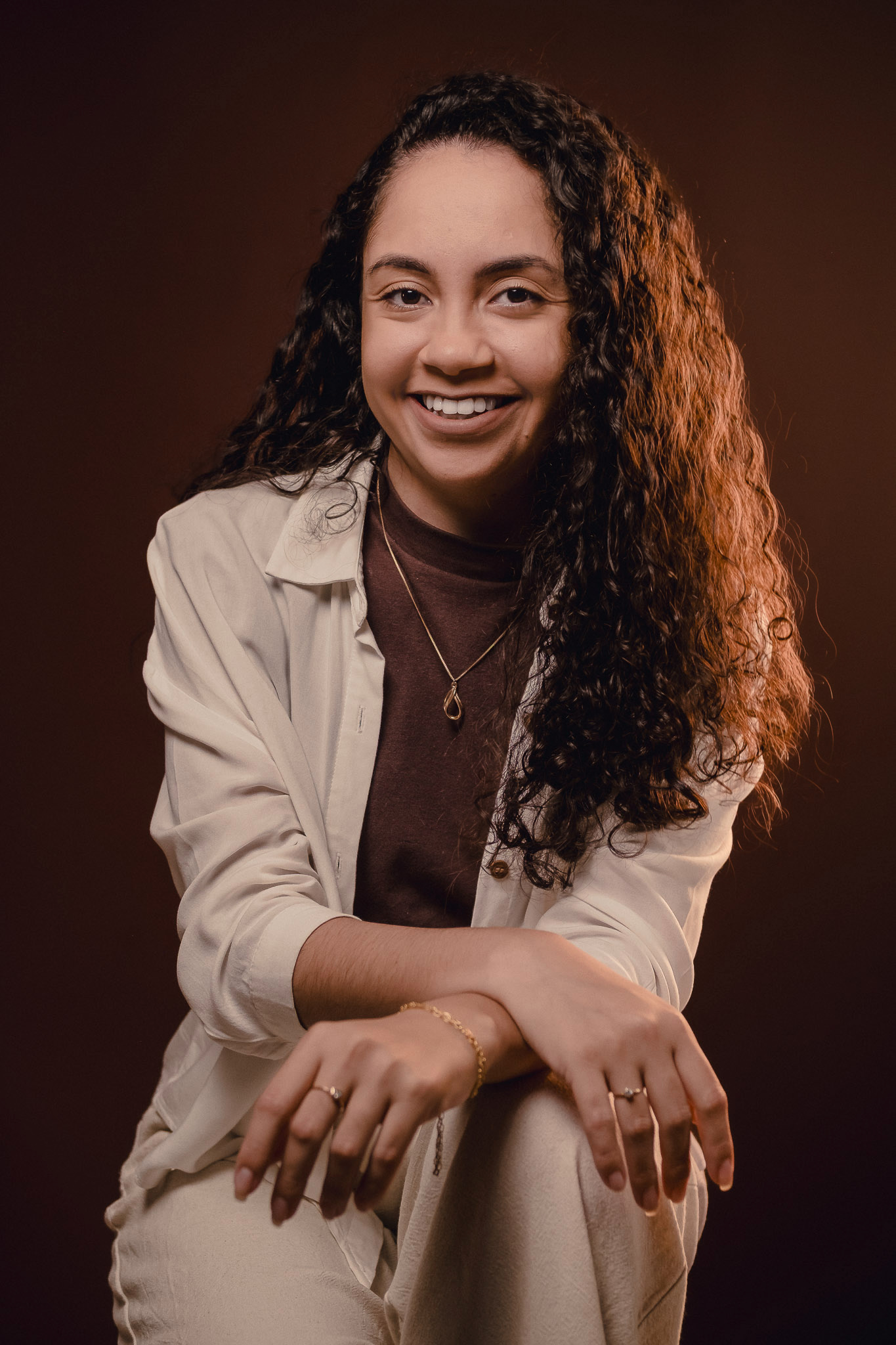 Pâmela Cardoso, Psicóloga e Neuropsicóloga, sorrindo em ambiente profissional